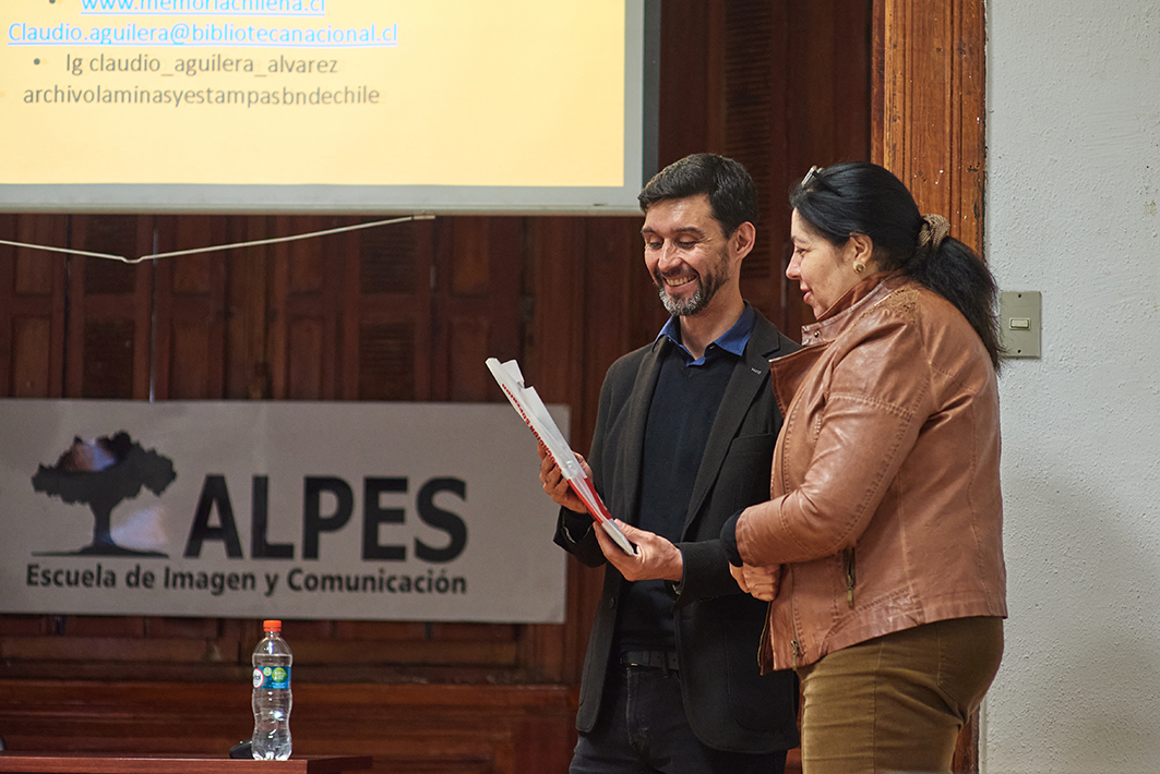 Registro de la charla Un recorrido histórico por la ilustración chilena